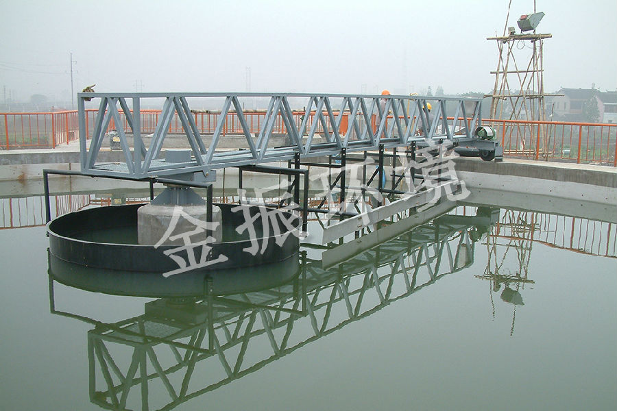 半橋式中心傳動(dòng)刮泥機(jī)1